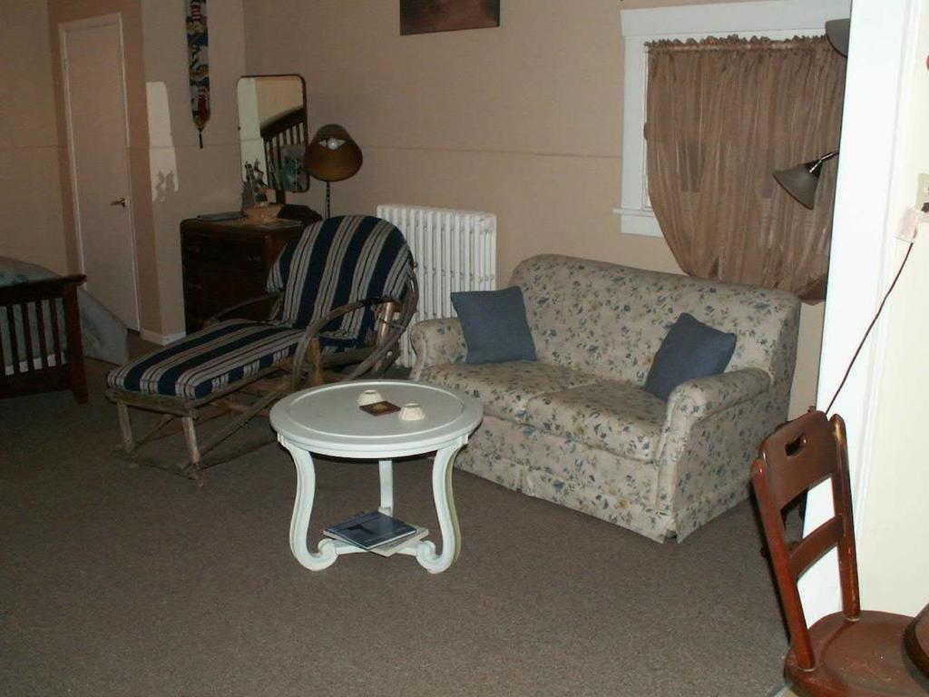 Canalside Restaurant, & Kitchen Store Apartment Port Colborne