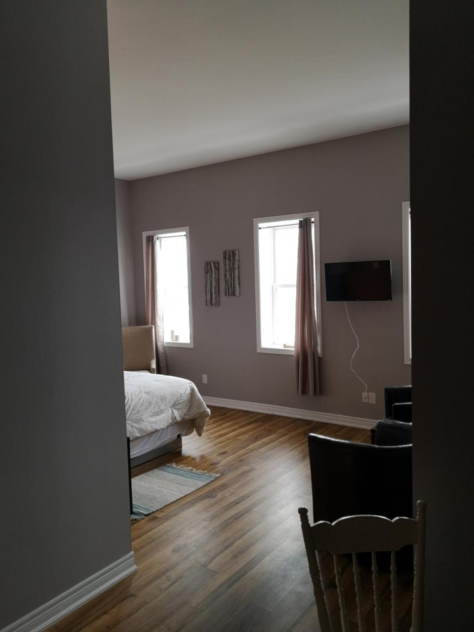 Canalside Restaurant, & Kitchen Store Apartment Port Colborne